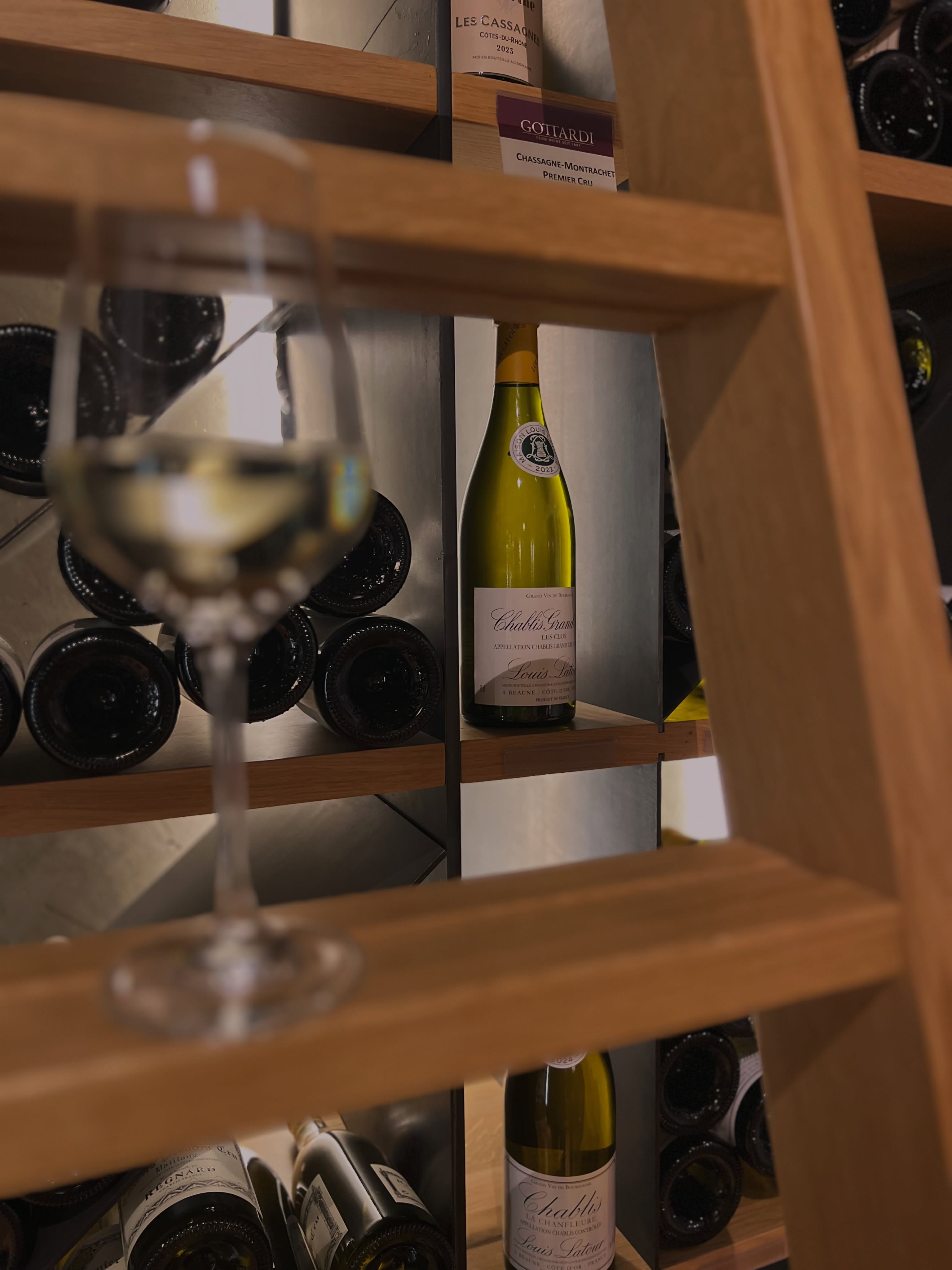 In unserer Vinothek dreht sich alles um die schönen Dinge des Lebens: gute Gespräche, besondere Weine und genussvolle Momente. 🍷