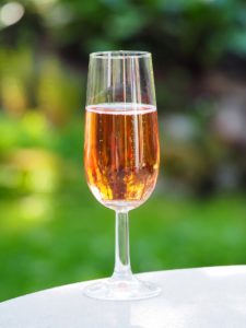 Ein Glase Mailly Champagne Brut Rosé für die Liebste.