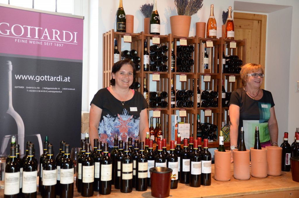 Marianne Sodomka und Eva Haller (Gottardi Team) mit den Rothschild Klassikern.