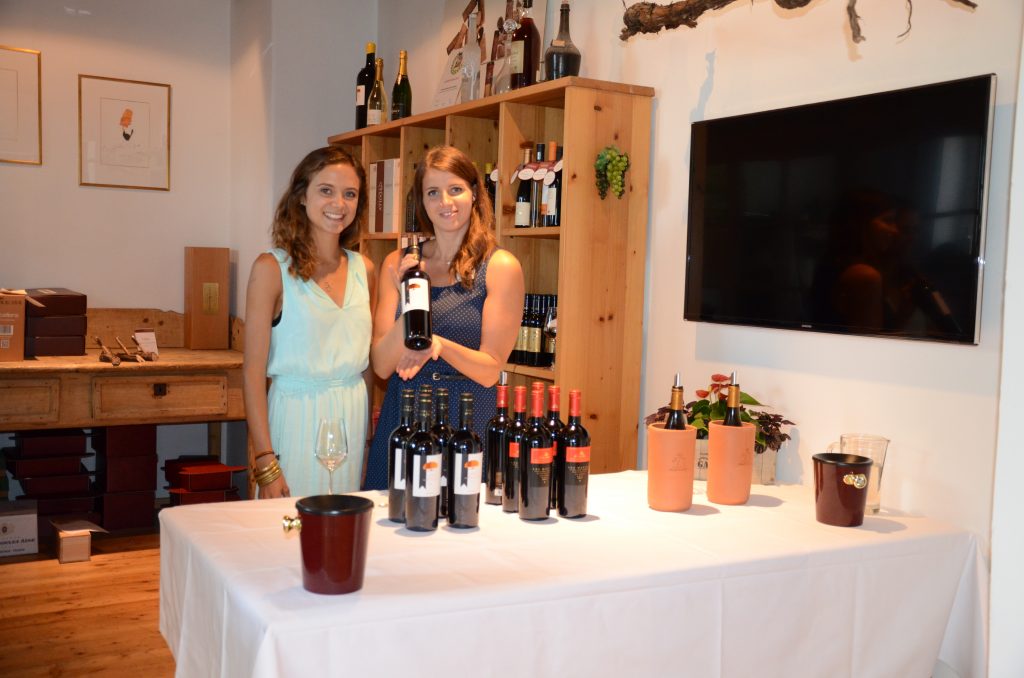 Töchter von Alexander Gottardi - Laura und Anna verstärkten das Gottardi Team beim Montlobre Stand. 