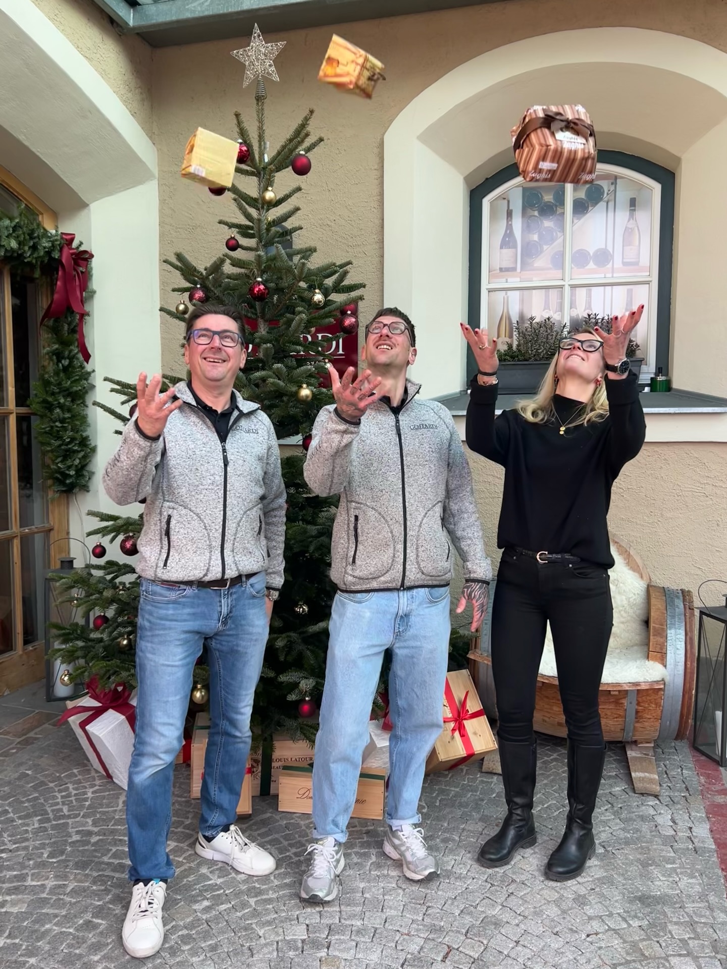 Frohe Weihnachten 🎄🍷
Danke, dass ihr uns auch dieses Jahr begleitet, besucht, probiert und vertraut habt. Wir wünschen euch entspannte Feiertage, viele schöne Momente und natürlich den ein oder anderen richtig guten Tropfen im Glas ✨

#weinliebe #gottardi #gottardifeineweine #winetime #christmas