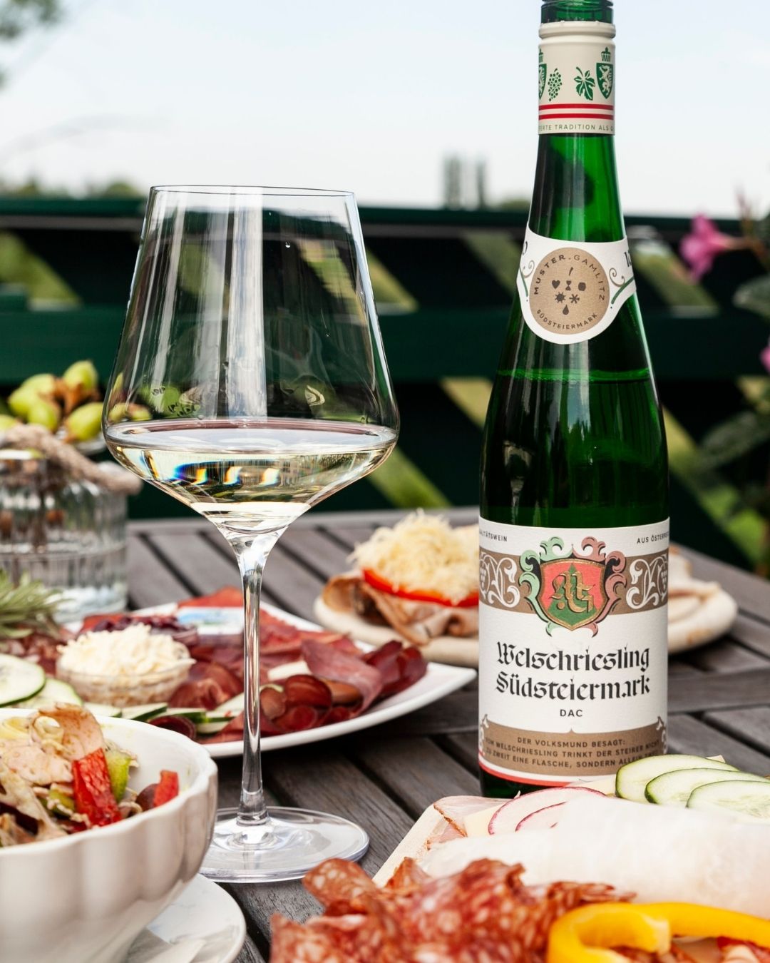 💚 Der Welschriesling Retro vom Weingut Muster bringt genau das ins Glas, was wir an der Südsteiermark lieben: Frische, Trinkfluss und jede Menge Charakter. 

Perfekt für laue Sommerabende, zur steirischen Jause, zum Backhendl oder einfach für den nächsten Genussmoment. ✨ Jetzt entdecken und Steiermark pur genießen. 

📸 muster.gamlitz 

#innsbruck #gottardi #weinliebe #gottardi #gottardifeineweine