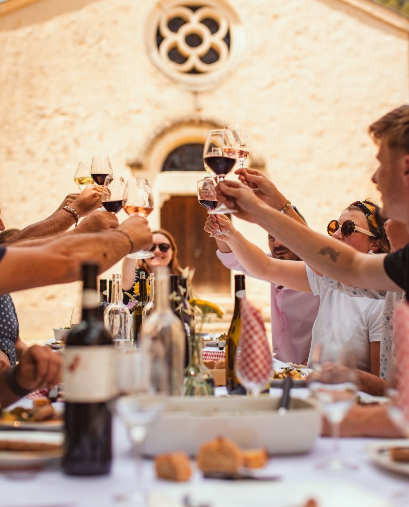 Die schönsten Sommermomente brauchen nicht viel: einen gedeckten Tisch, liebe Menschen und einen guten Wein. ☀️🍷

Genau dieses Lebensgefühl schenken die Weine von @montlobre 

📸 Domaine Montlobre

#montlobre #wein #innsbruck #sommer #genuss weinliebe terrassenzeit tirol