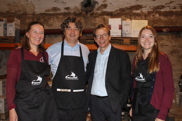 Aus dem Süden Frankreichs angereist: das Team der Domaine Montlobre mit Grit Knebel, Patrizio Massaro und Morgane Le Breton mit Gastgeber und Weinexperte Alexander Gottardi.