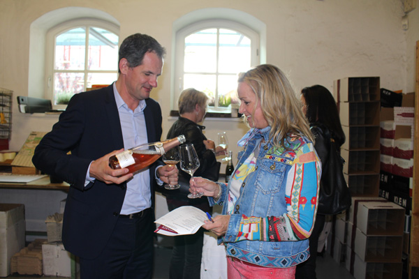 Ein Gläschen Rosé Champagner aus dem Hause Mailly – so lässt es sich gut starten. Im Bild: Xavier Millard von Mailly Champagne und Gottardi-Kundin Christine Moser.