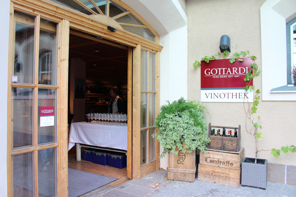 Einladend ist der Eingang zur Vinothek © Gottardi