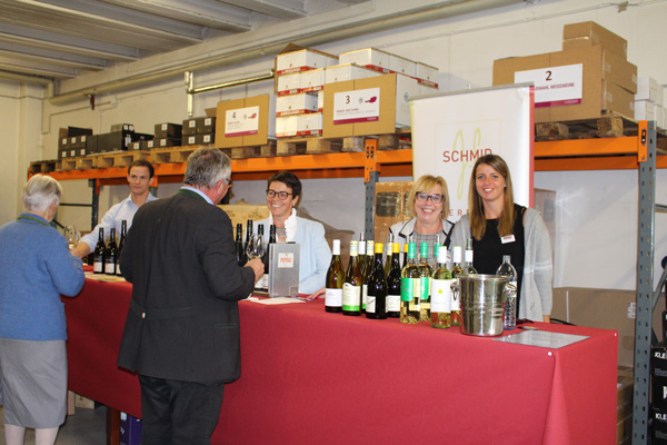 Unterstützung am Stand von Produzent Josef Schmid: Eva Maria Haller-Schmidhammer vom Gottardi Kundenservice und Anna Rohringer.