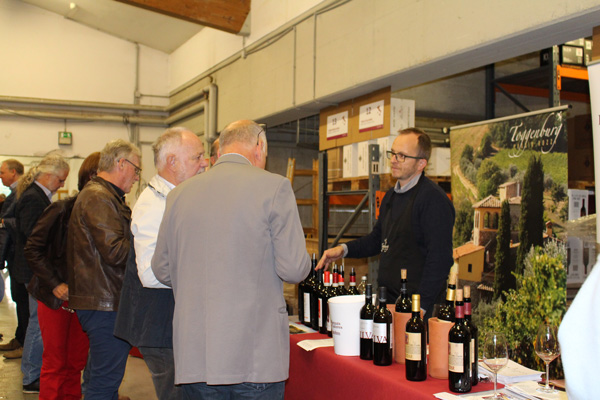 Lukas Schmittner präsentiert die Weine vom Weingut Toggenburg.