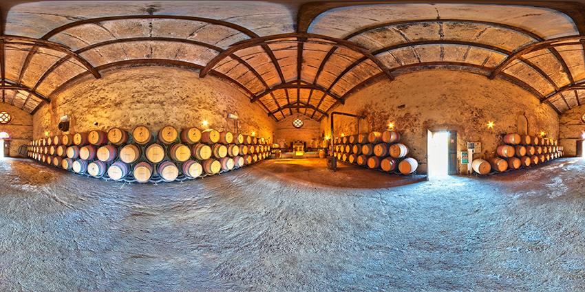 Kapelle und Fasskeller der Domaine Montlobre.