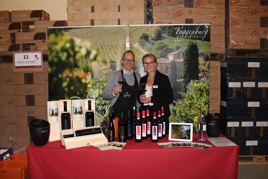 Juniorchefin Lisa Gottardi und Lukas Schmittner vom Weingut Toggenburg haben bereits am Stand Stellung bezogen und warten nur noch auf die Gottardis Stammkunden.