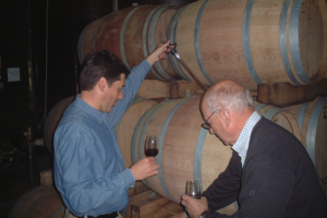 Bruno Le Breton und Bruno Gottardi im Keller bei der Fassprobe für das Barrique-Kollektiv.