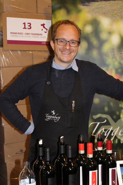Lukas Schmittner präsentiert die Weine vom Weingut Toggenburg.