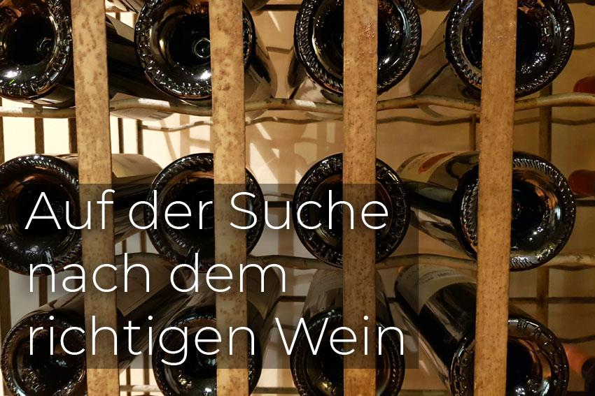 Ein gut sortiertes Weinregal hilft bei der Suche nach dem richtigen Wein.