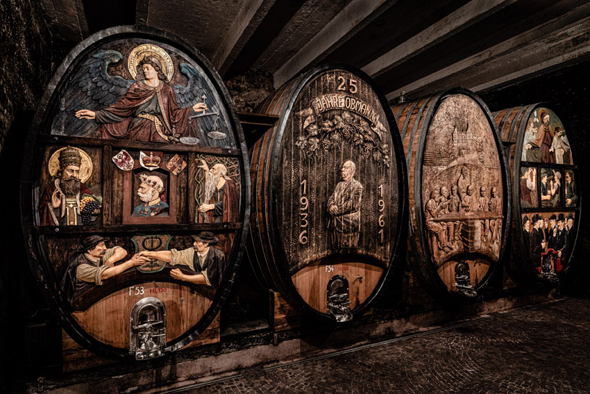 Im Keller beeindrucken die traditionellen großen Holzfässer mit ihren schönen Schnitzarbeiten ©Kellerei St. Michael-Eppan Landw. Gesell. Gen.