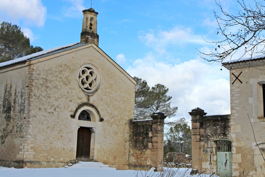 Auch im Winter verliert die von außen schlichte Kapelle der Domaine Montlobre nicht ihre Wirkung. ©BLB Vignobles