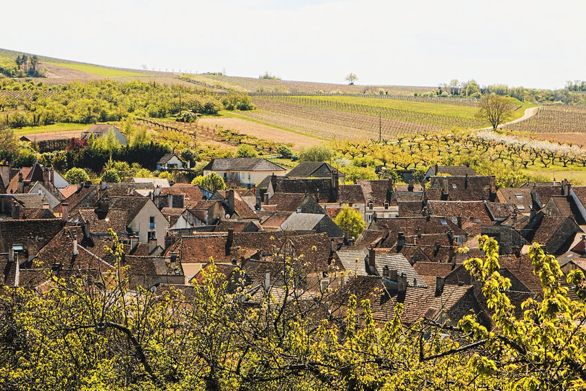 Schlösser, aber auch kleine charmante Dörfer verbindet man mit dem Weinland Frankreich.