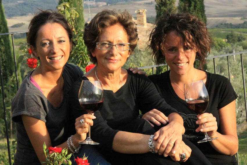 Lucia, Giovanna und Laura Ciacci mit einem Glas Wein in der Hand.