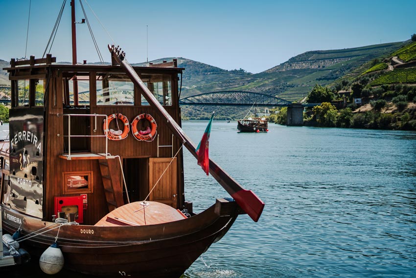 Altes Bot am Hafen von Porto.