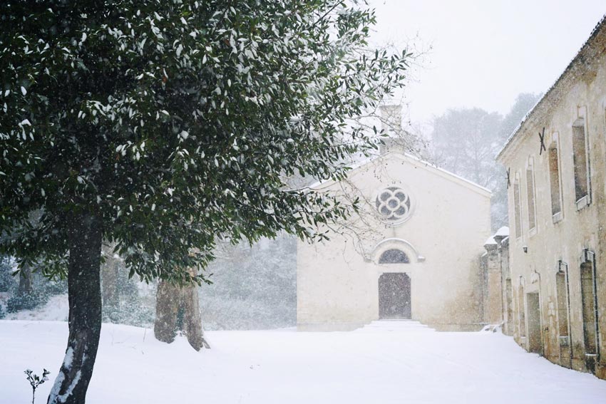 Die Kapelle der Domaine Montlobre im Winter. Hier lagern heute die Barriquefässer des Gutes.
