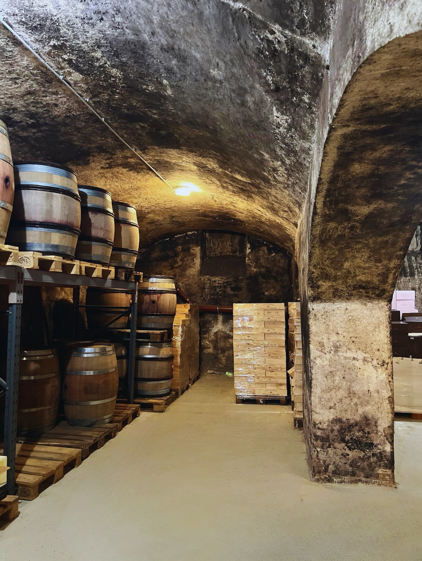 🔥 Barrique-Fässer gesucht? Wir haben welche!

Unsere originalen französischen Barrique-Holzfässer aus unserem Weinkeller in Mazzon suchen ein neues Zuhause – echte Unikate mit Charakter und Geschichte.
169 € pro Fass • begrenzte Stückzahl • Abholung in der Heiliggeiststrasse 10

Ob für Garten, Deko oder DIY – die Möglichkeiten sind endlos:
– Stylischer Stehtisch
– Outdoor-Lounge-Deko oder Pflanzfass
– Eigene Mini-Bar oder Weinregal-Umbau
– Stilvolle Hocker oder Beistelltische

Diese Fässer sind zu schade, um im Keller zu verstauben.
Schnappt euch eins, bevor sie weg sind! 👉 Bei Interesse einfach DM schreiben oder vorbeikommen!