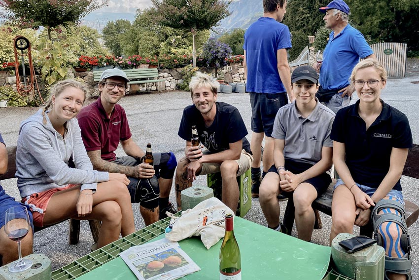 Fleißige Erntehelfer machen eine Pause bei Bier und Wein.