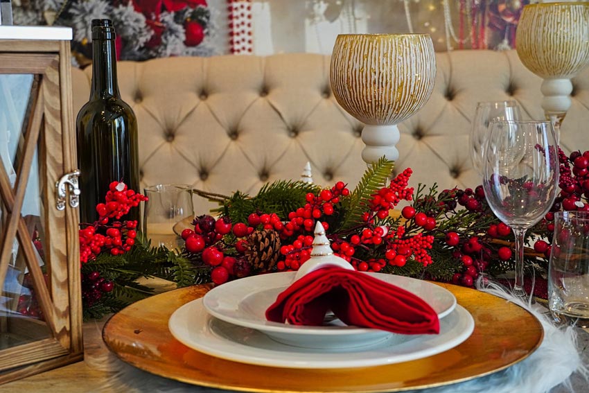 weihnachtlich gedeckter Tisch mit einem Weinglas