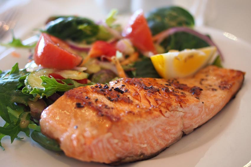 Lachsfilet mit mediterranem Gemüse