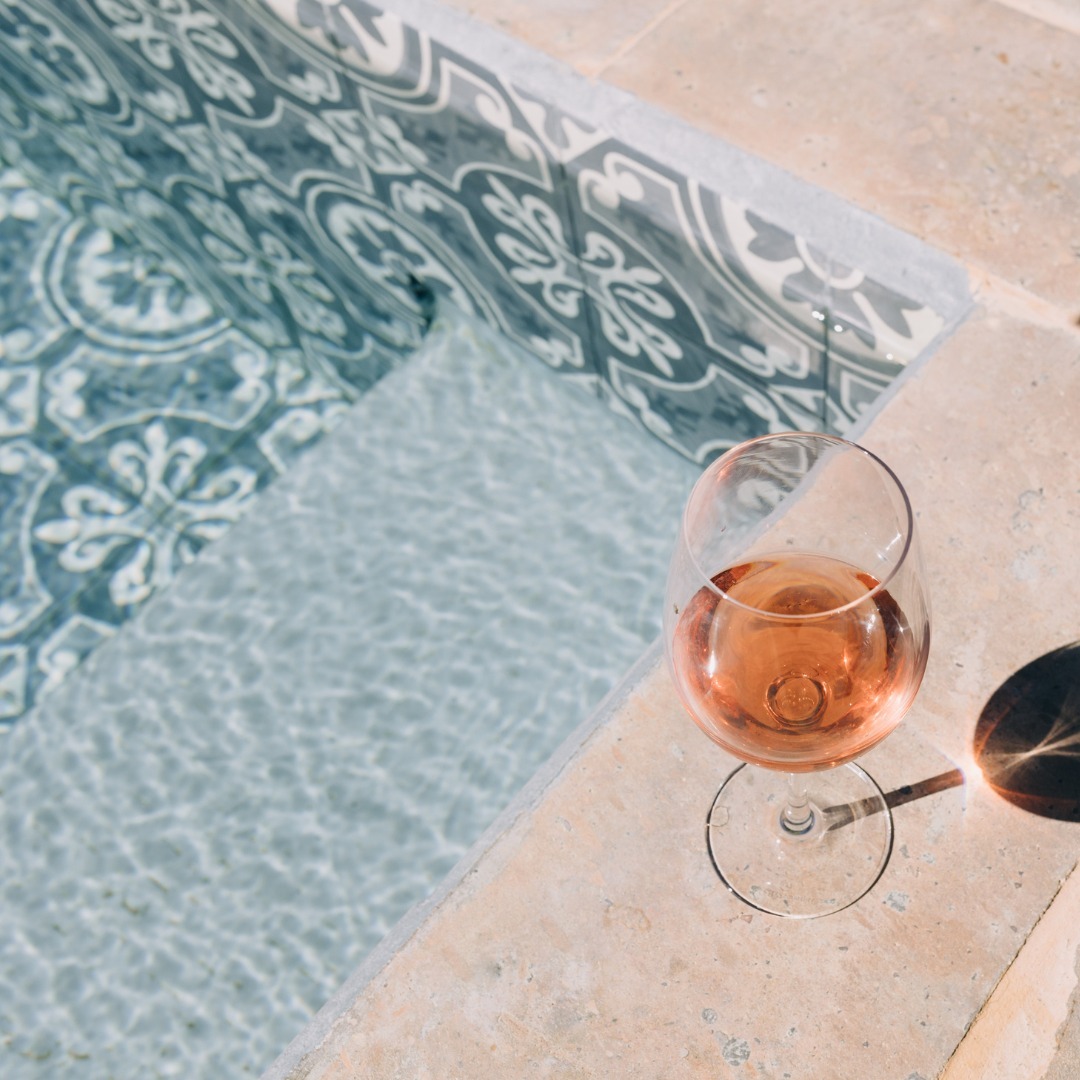 Sonne, Pool & ein Glas Rosé 🌸💘 genießt euer Wochenende!

#innsbruck #weinleidenschaft #vinothek #weinwelt #redayforwine #wine #winetime #buylocal #innsbruck #tyrol #austria #gottardi #winelover #timeforwine #wineaboutit #winemood #gottardifeineweine #spring #frühling #österreich #cocktail #sunny #sun #rosewein #rosa #sommer #summer
