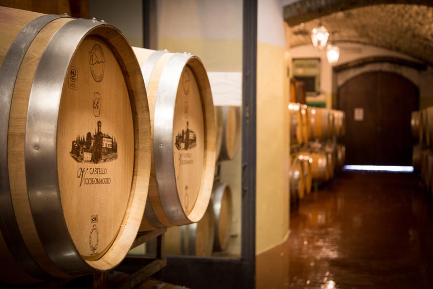 Im Fasskeller vom Castello di Vicchiomaggio lagern köstliche Rotweine.
