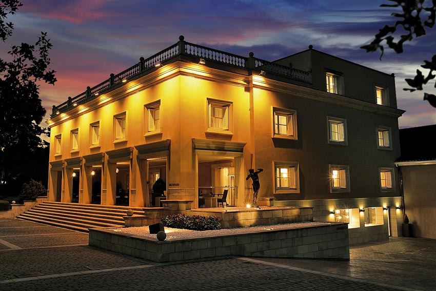 Die Bodega Marqués de Cáceres bei Nacht.