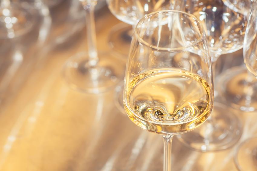 Gläser am Tisch voll mit Sauvignon Blanc