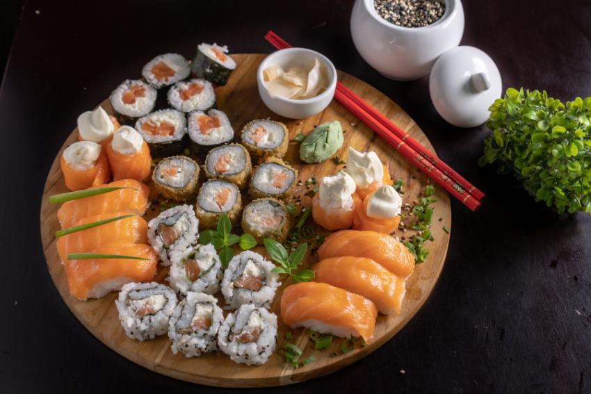 Sushiplatte mit verschiedenen Sorten und Essstäbchen