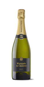 Eine Flasche Cava Brut von Marques de Caceres