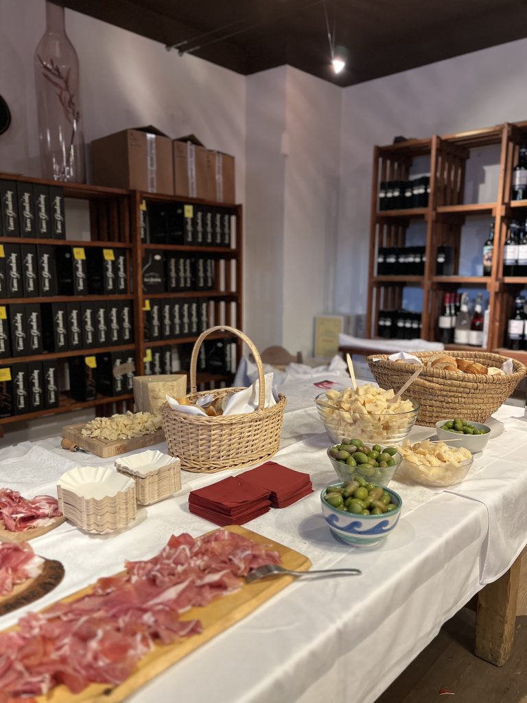 Buffet mit Oliven, Parmesan und Prosciutto