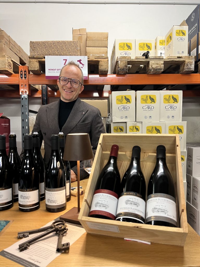 Lukas Schmittner mit den Weinen vom Weingut Gottardi