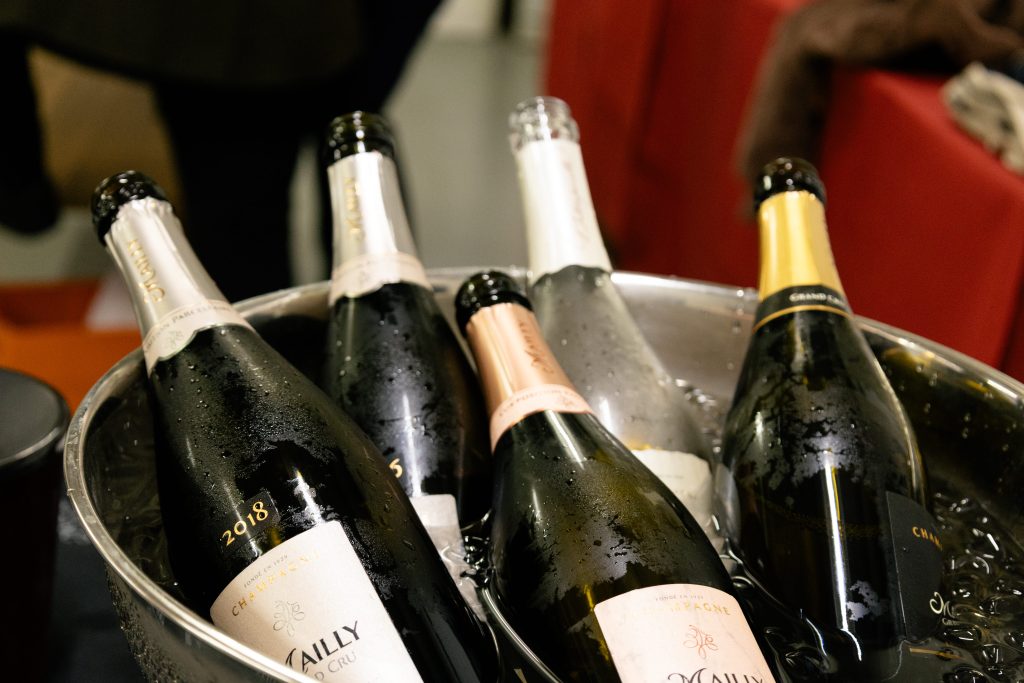 Champagnerflaschen im Kühler