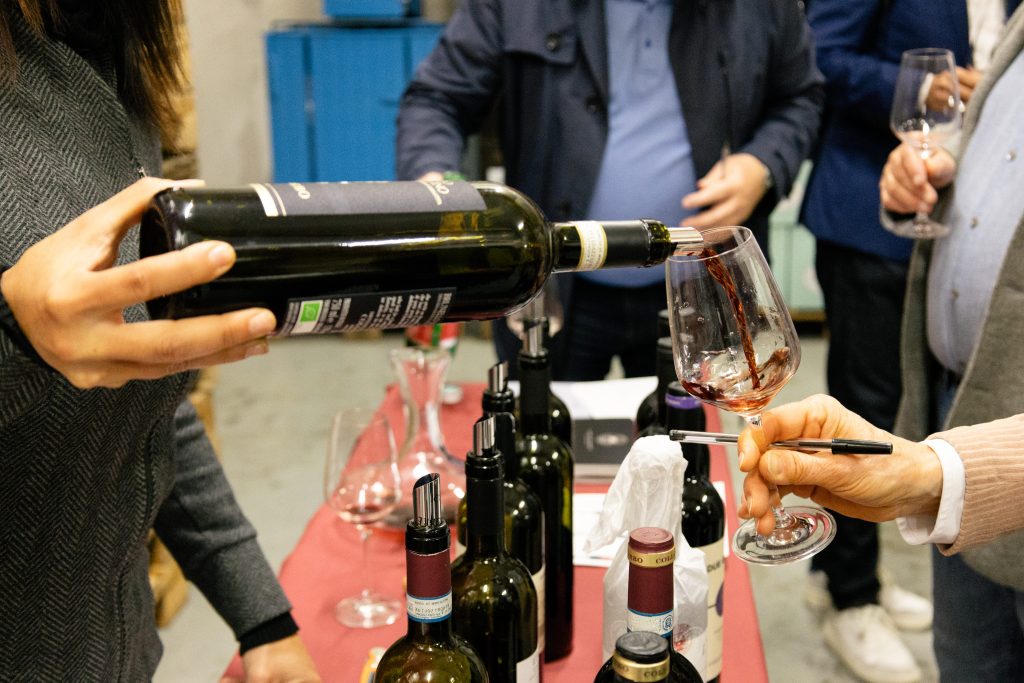 eine Flasche Wein wird ausgeschenkt