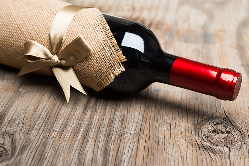eine als Geschenk verpackte Flasche Wein