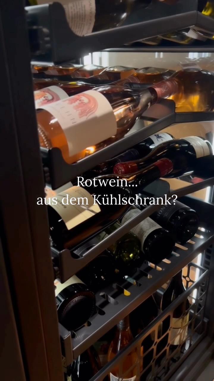 Cool genießen ❄️🍷 
Du denkst Rotwein gehört zimmerwarm ins Glas? 
Gekühlter Rotwein überrascht! Frischer, leichter, trinkfreudiger – ideal für Grillfest, Picknick & Terrasse. 

Unsere Lieblinge aus dem Kühlschrank: 
🍒 Zweigelt 2020 – Gernot Heinrich „Saftige Kirsche, feine Würze“
🍇 Pinot Noir Alte Reben 2022 BIO – Reinisch „Elegant & fruchtbetont, im Holzfass gereift“
🍑 Vernatsch Bocado 2022 – Kellerei Andrian „Leicht, frisch, feine Säure“