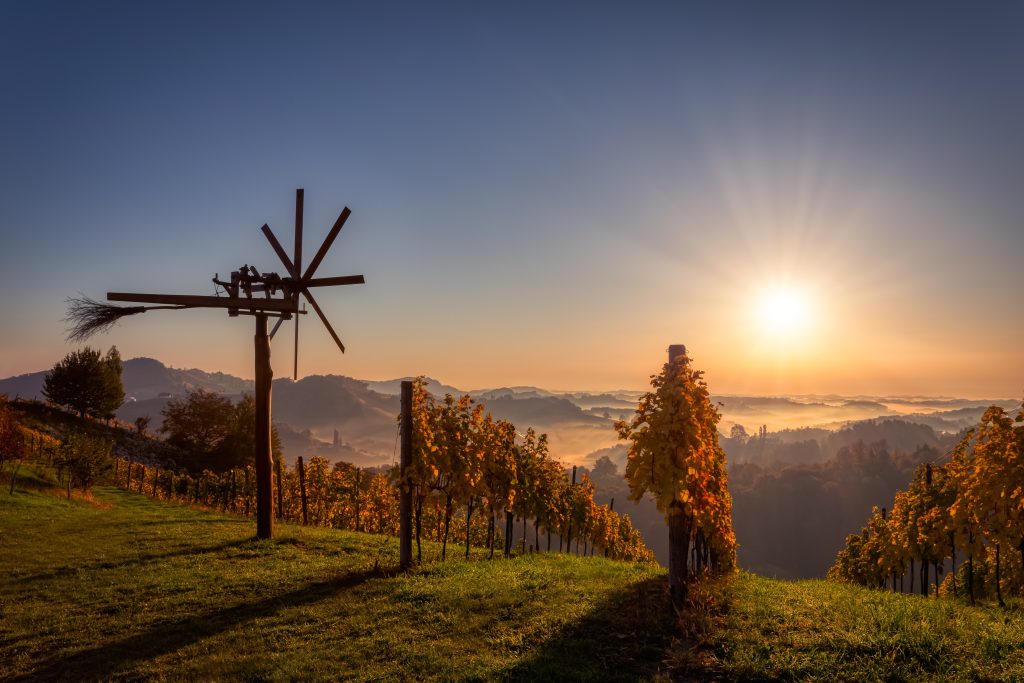 Südsteirische Weinberge mit dem traditionellen Klapotetz