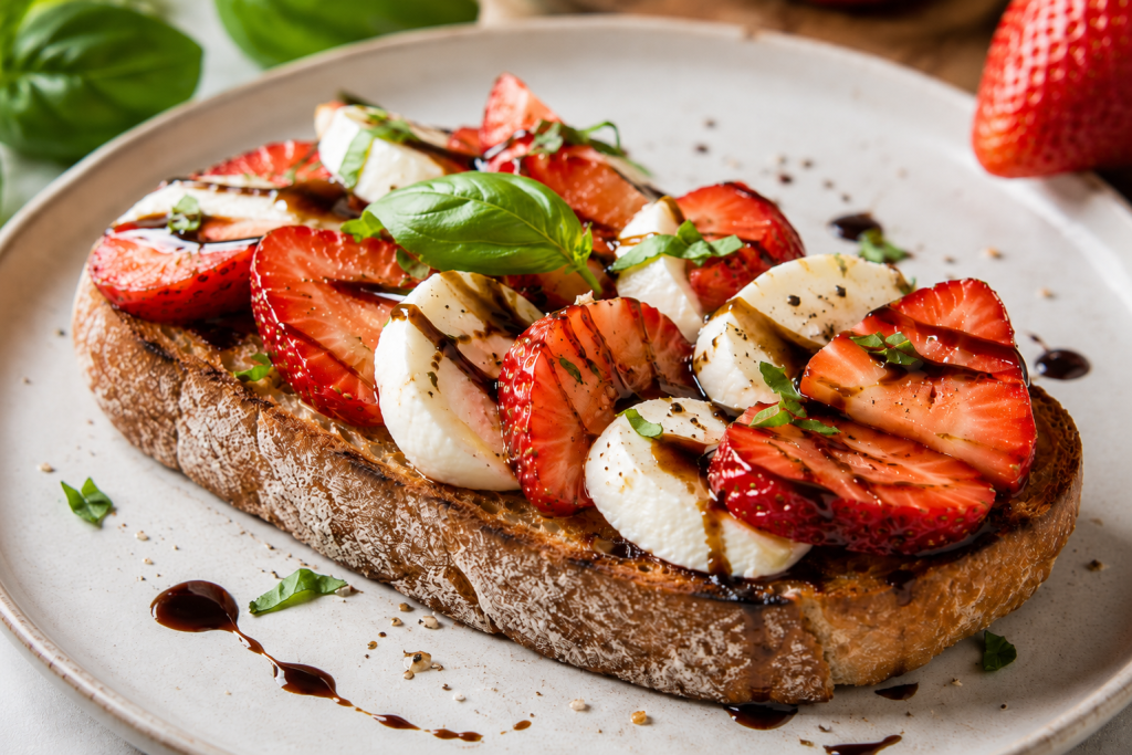 Erdbeeren und Morzarella mit etwas Balsamessig auf einem Brot