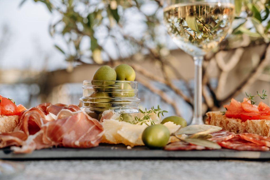 Prosciutto, Parmesan, Oliven und ein Glas Weißwein